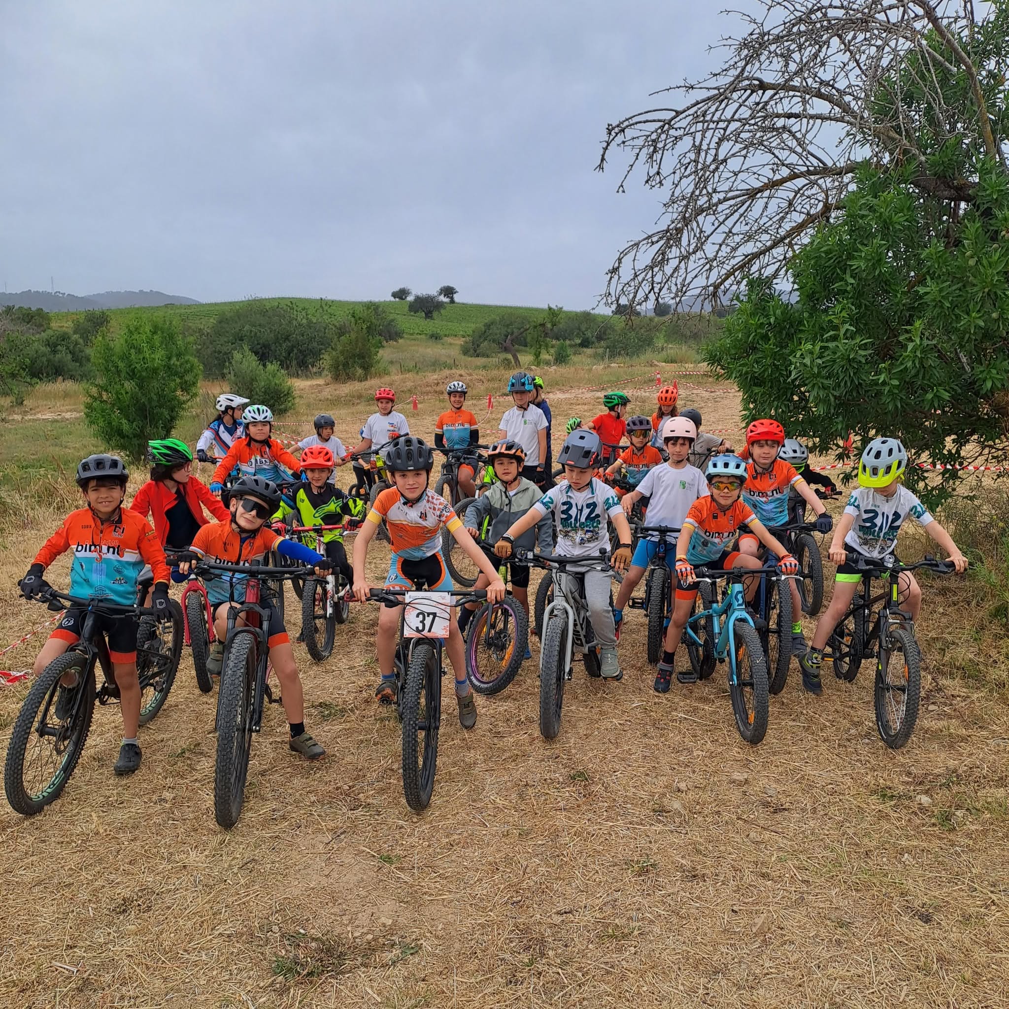 Grup d'infants de l'escola Bimont Jove amb bicicletes de muntanya en una competició a Mallorca